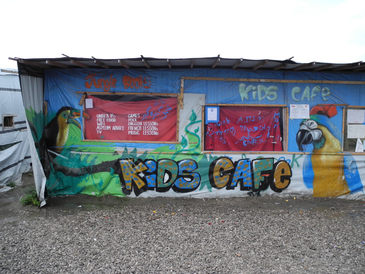 Das Kids Café im Gewerbeviertel des New Jungle war ein informelles Jugendzentrum mit kostenlosem Zugang zu WLAN, Getränken, Nahrung, Informationen und Spielen. (Foto: Oktober 2016)