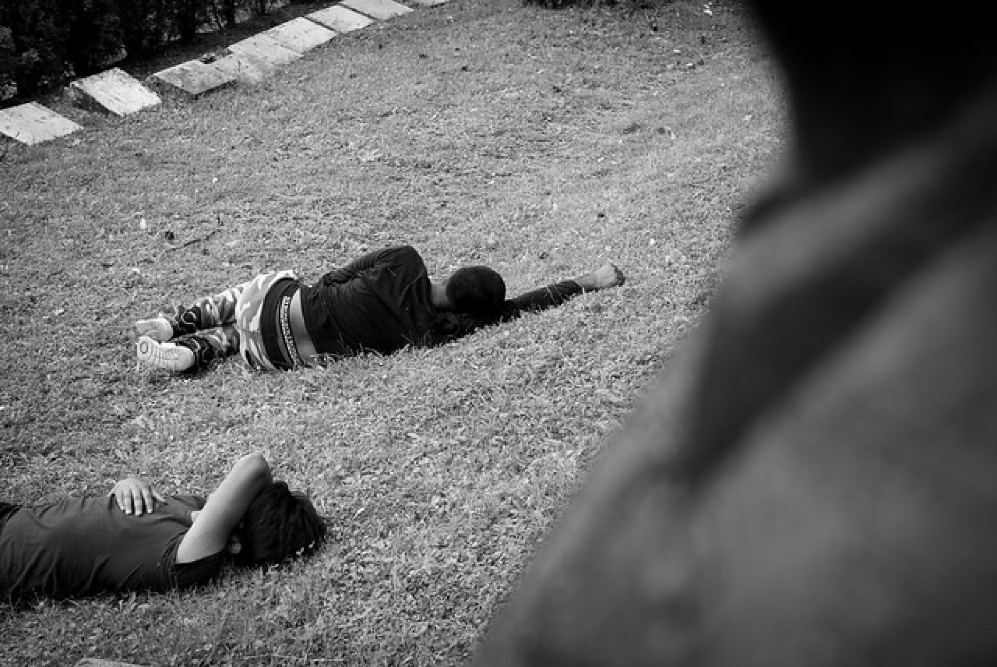 Migrants resting at the Partisan Cemetery. Photographs by Amir Husak, 2018. Published with the permission from the photographer.