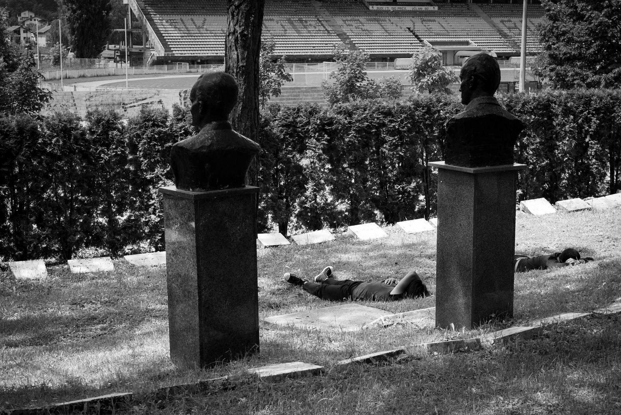 Migrants resting at the Partisan Cemetery. Photographs by Amir Husak, 2018. Published with the permission from the photographer.