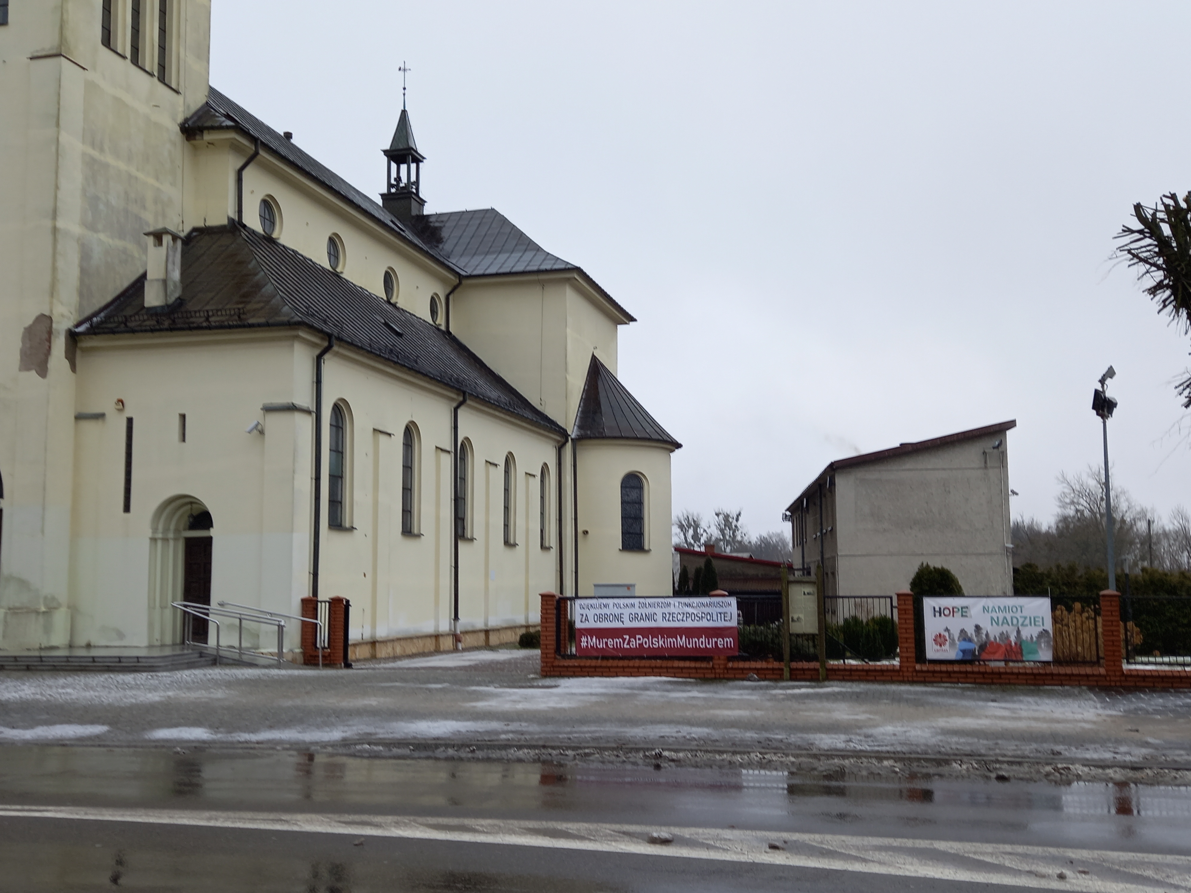 Abb. 1: Ein Transparent mit dem Slogan »Wie eine Mauer hinter der polnischen Uniform« (©Maciej Białous)