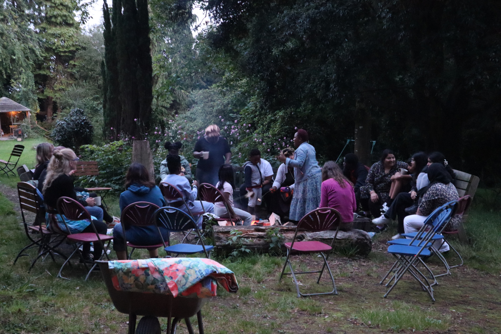 Image 10: Group gathering around the fireplace in the evening. ©Rebekka Hölzle