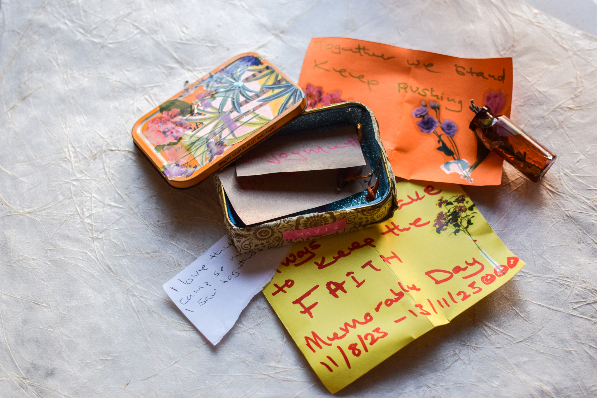 Image 11: Mavis’ miniature archive, her ›pocket of togetherness‹, reminding her of a »memorable day, that I will never forget… and I got some shining things inside, because I always want to shine everywhere I go.« ©Rebekka Hölzle