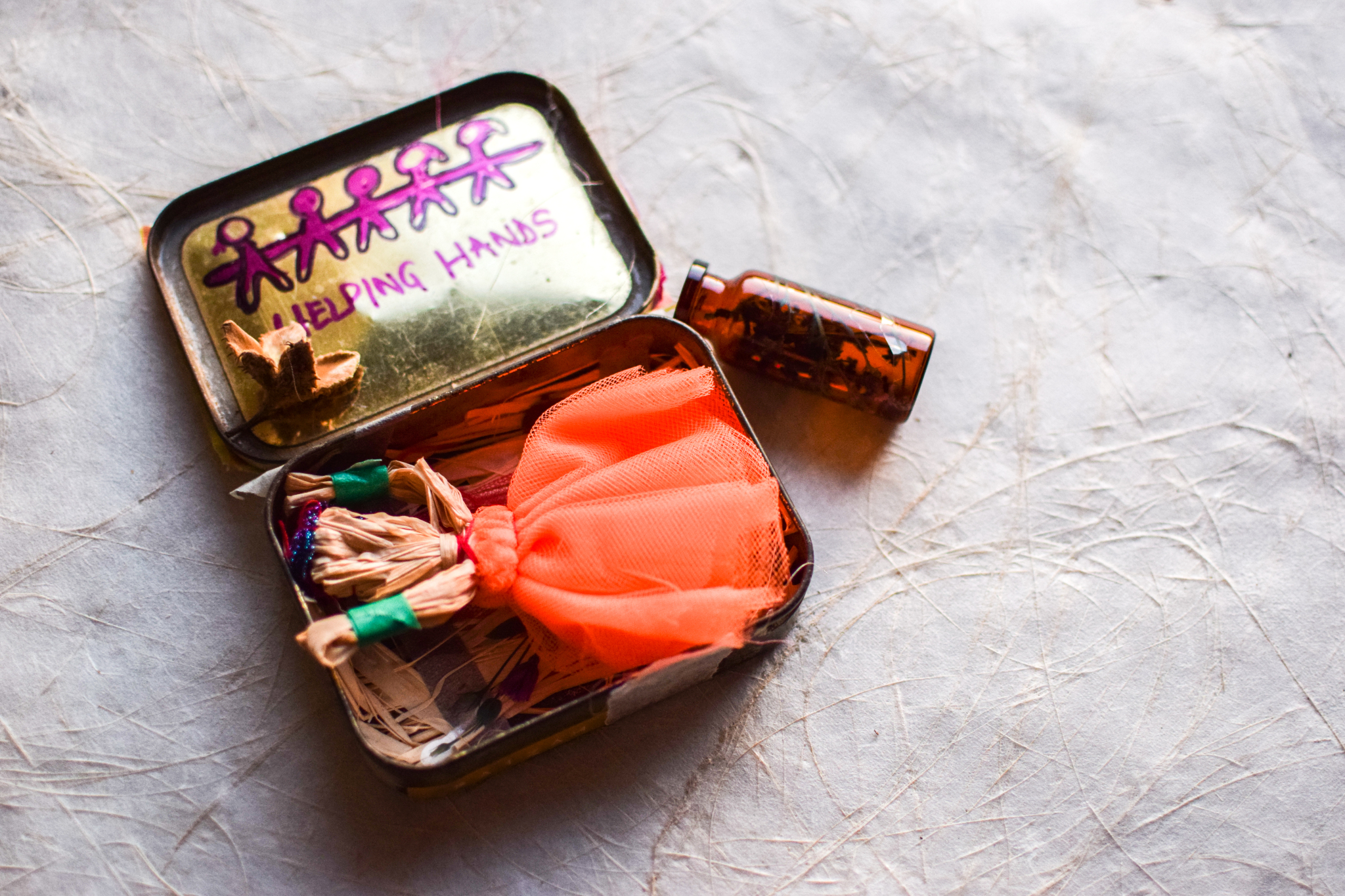 Image 2: Faiza’s miniature archive, her ›pocket of togetherness‹ symbolising the ›helping hands‹ of the women in the group learning from and supporting each other. ©Rebekka Hölzle