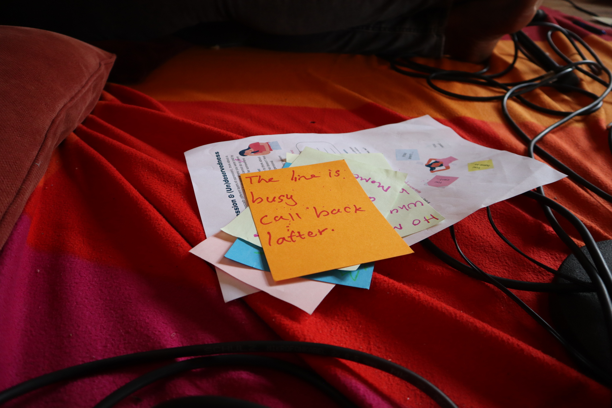 Image 3: Note reading »the line is busy, call back later« from our collective songwriting activities on the different voices of the Hostile Environment. ©Rebekka Hölzle